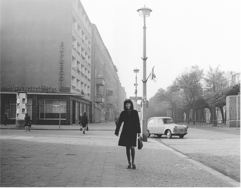 "Frau auf Straße, Schönhauser Allee - Ecke Stargader. Ein Morgen im September 1966", © Arwid Langenpusch, 1966
